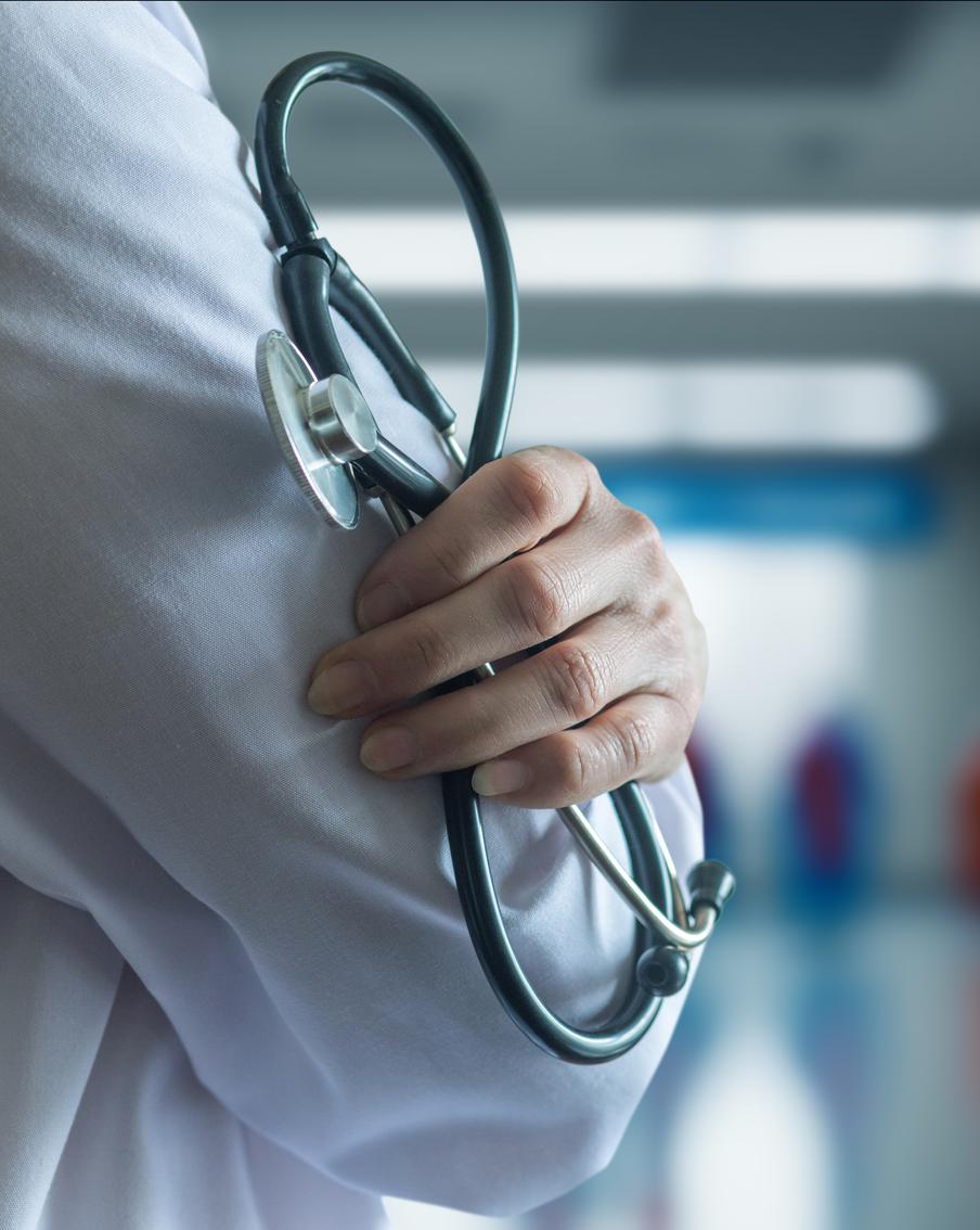 В Индии нейрохирурги перепутали пациенток и обнаружили подмену только на операционном столе. В результате одна из них умерла после осложнений из-за ненужного хирургического вмешательства. При этом врачи скрыли ошибку от семьи погибшей