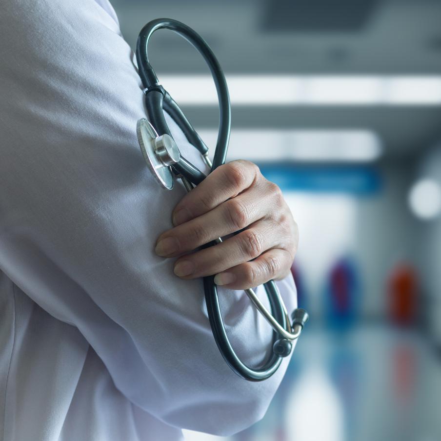 В Индии нейрохирурги перепутали пациенток и обнаружили подмену только на операционном столе. В результате одна из них умерла после осложнений из-за ненужного хирургического вмешательства. При этом врачи скрыли ошибку от семьи погибшей