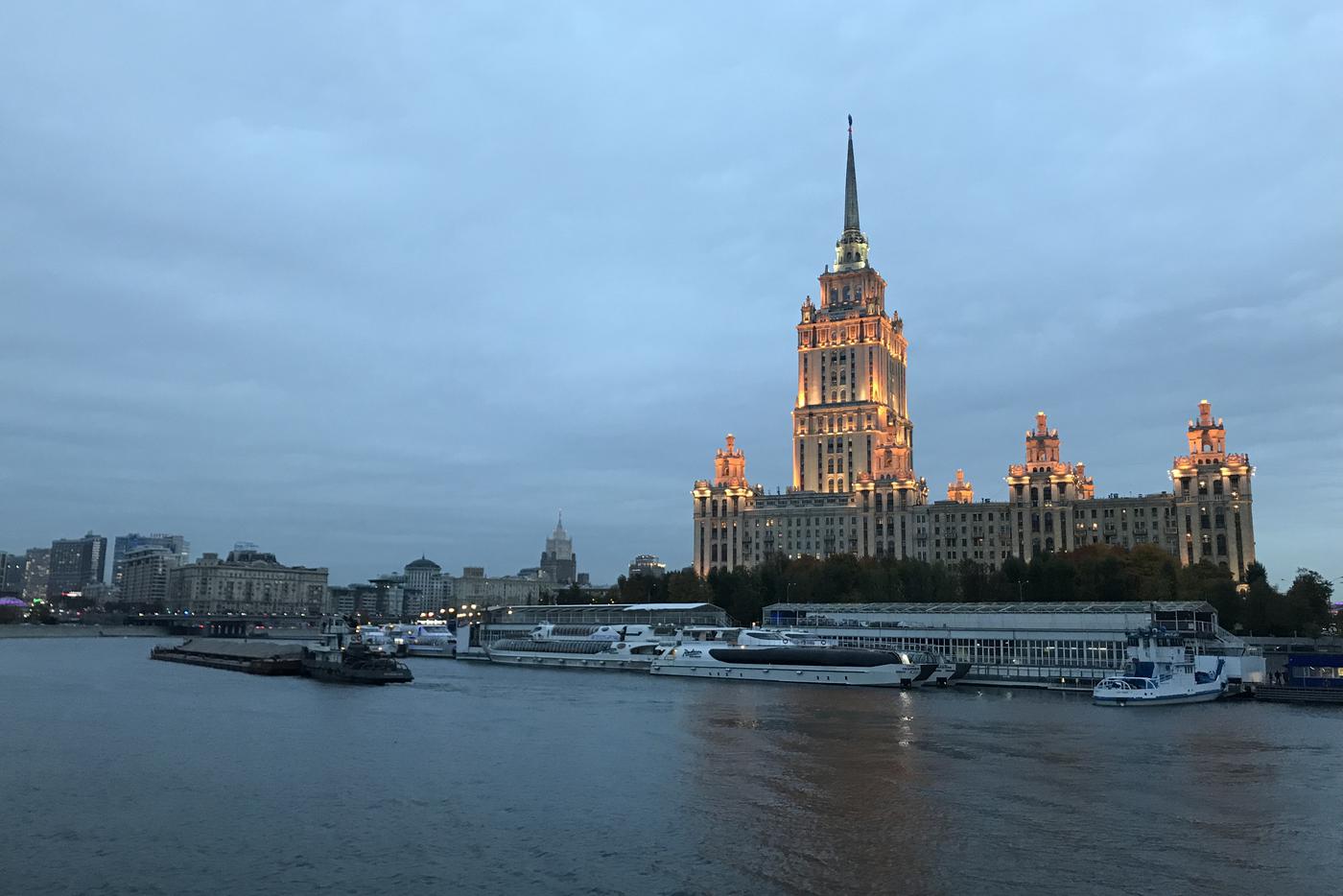 Пятница в Москве начнётся с тумана и закончится дождями до 15 градусов тепла