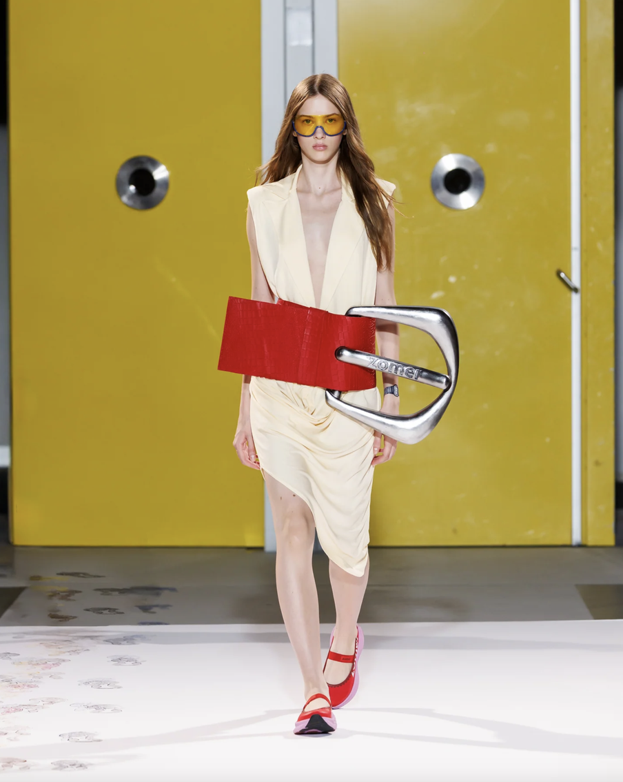 В этом сезоне вам необходим акцентный ремень – главный стайлинг-трюк 2026 года