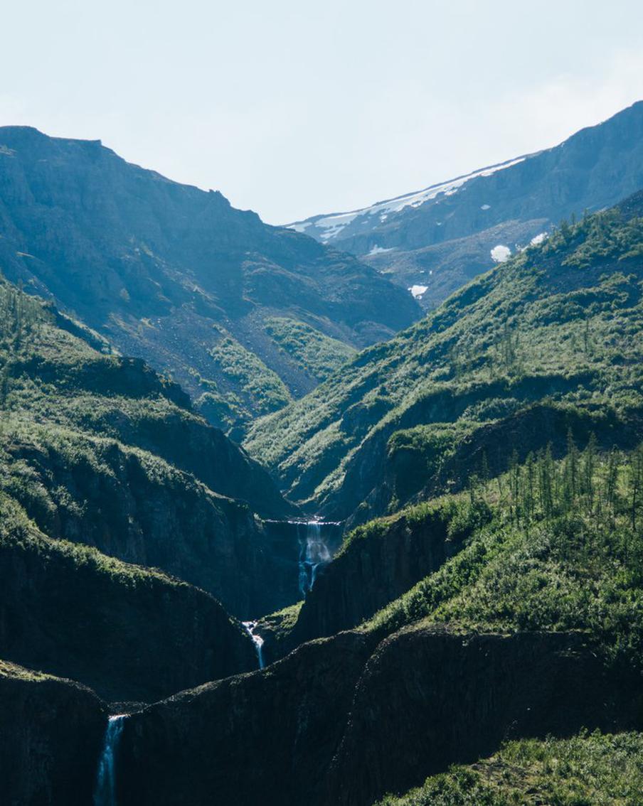 Плато Путорана и Камчатка признаны самыми дорогими направлениями для отдыха в РФ. Недельный премиальный тур на Камчатку стартует от 4 млн рублей на человека, а поездка на плато Путорана – от 500 тысяч. Программы с вертолётами и яхтами для компании могут превышать 20 млн рублей. Спрос обеспеченной аудитории смещается в труднодоступные локации