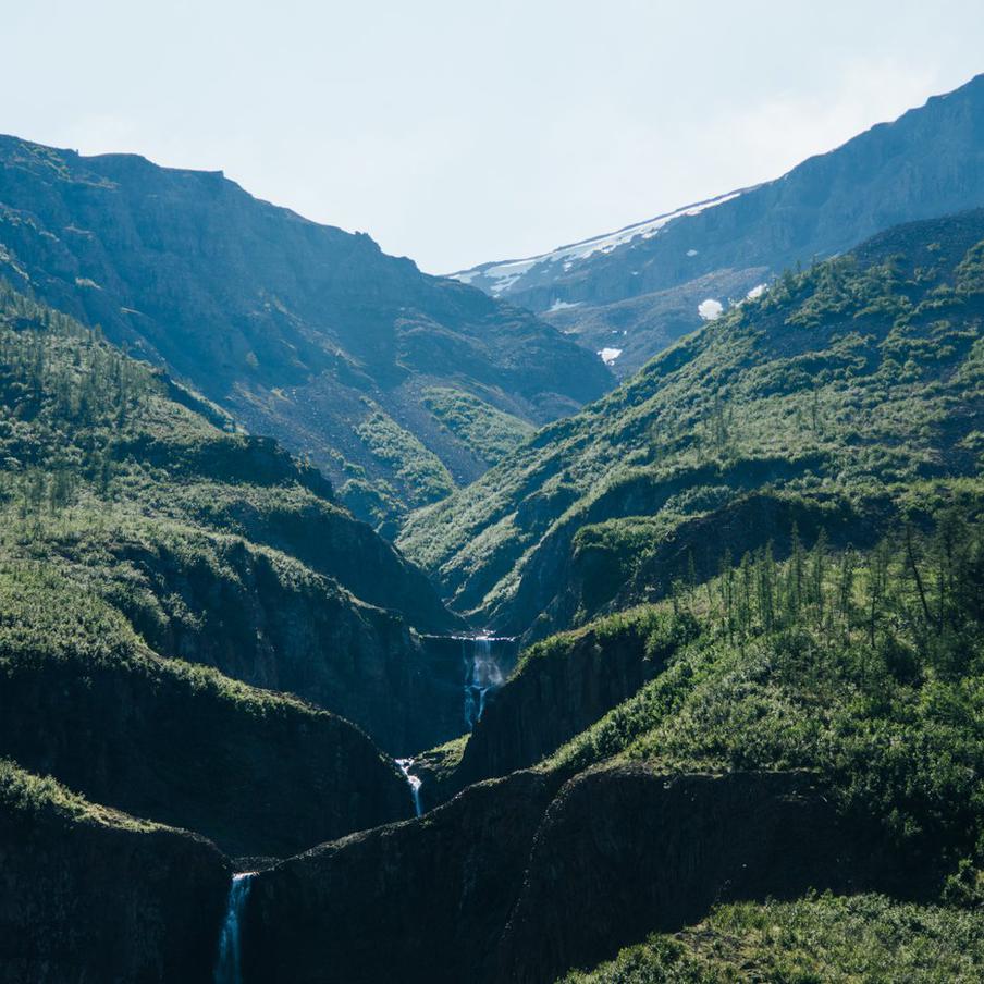 Плато Путорана и Камчатка признаны самыми дорогими направлениями для отдыха в РФ. Недельный премиальный тур на Камчатку стартует от 4 млн рублей на человека, а поездка на плато Путорана – от 500 тысяч. Программы с вертолётами и яхтами для компании могут превышать 20 млн рублей. Спрос обеспеченной аудитории смещается в труднодоступные локации