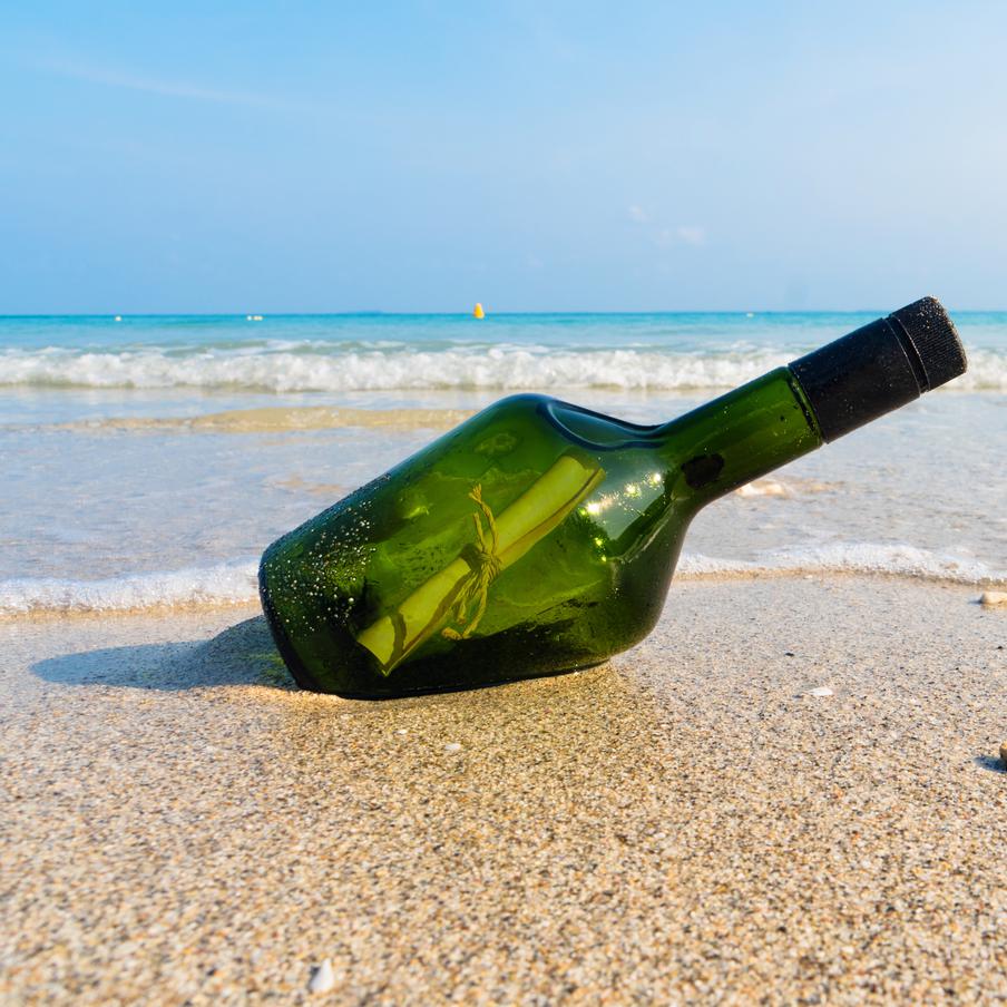 В Новой Зеландии на берегу нашли письмо в бутылке 2002 года. В нём некий Джек пишет о своей рыбацкой удаче и просит связаться с ним, если послание будет найдено. Личность автора пока не установлена