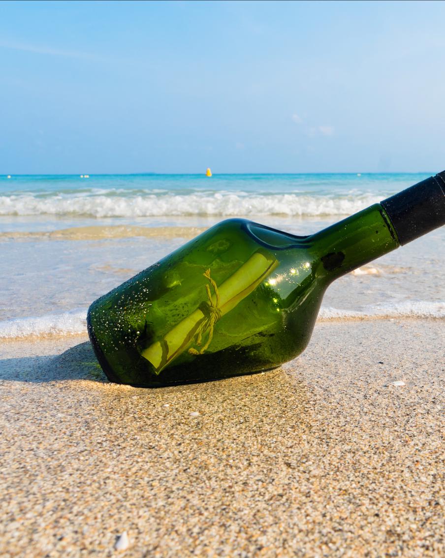 В Новой Зеландии на берегу нашли письмо в бутылке 2002 года. В нём некий Джек пишет о своей рыбацкой удаче и просит связаться с ним, если послание будет найдено. Личность автора пока не установлена