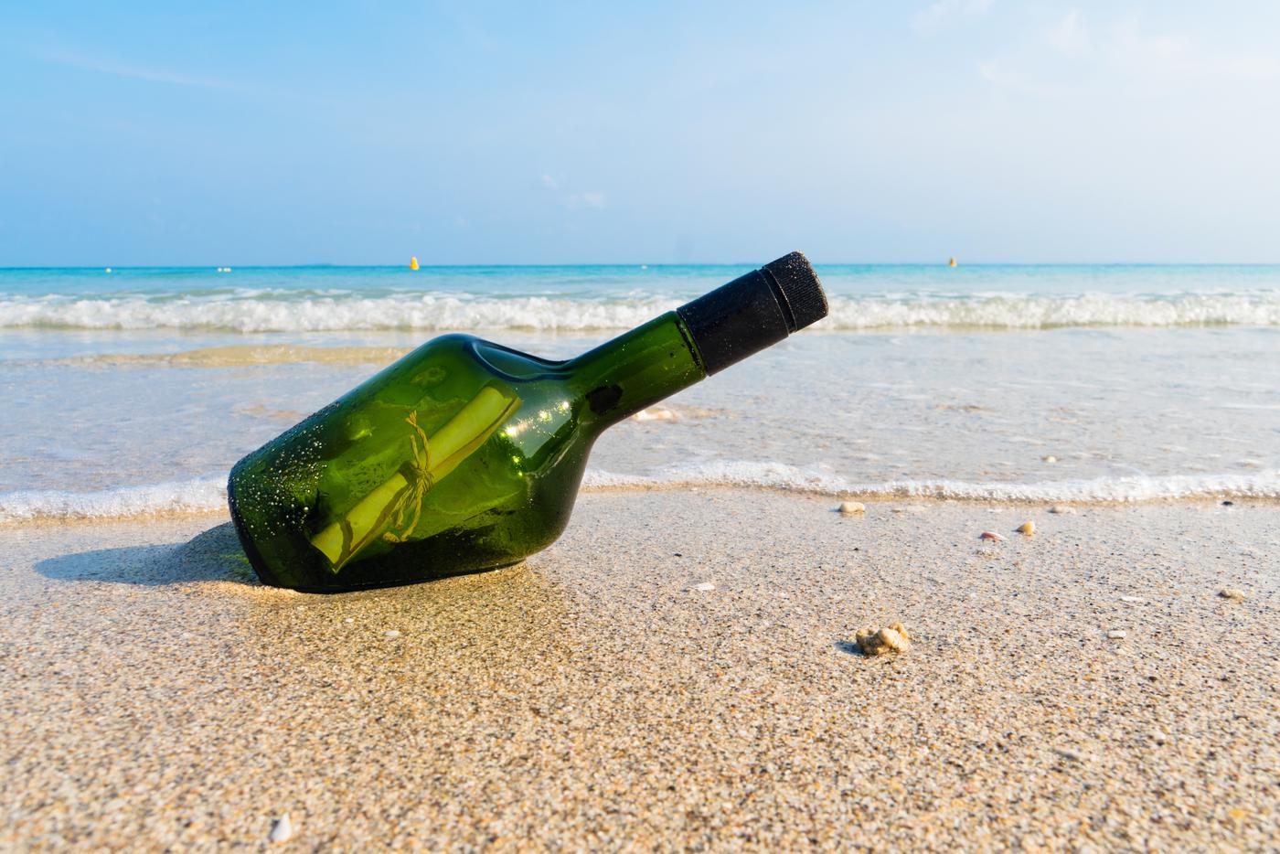 В Новой Зеландии на берегу нашли письмо в бутылке 2002 года