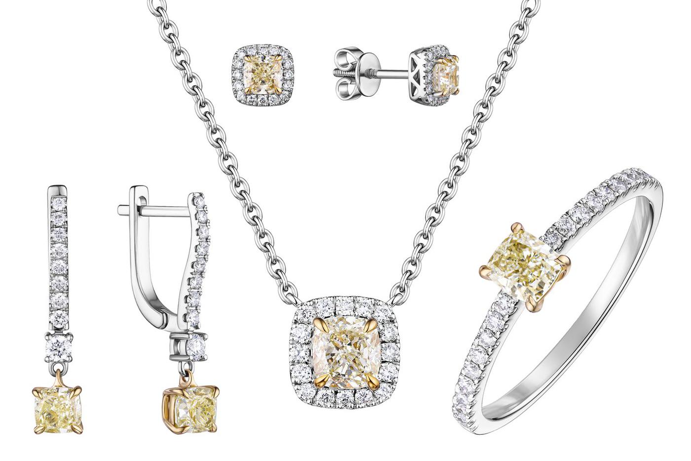 В линейке представлено шесть изделий: три варианта серёг, два дизайна колец и кулон.