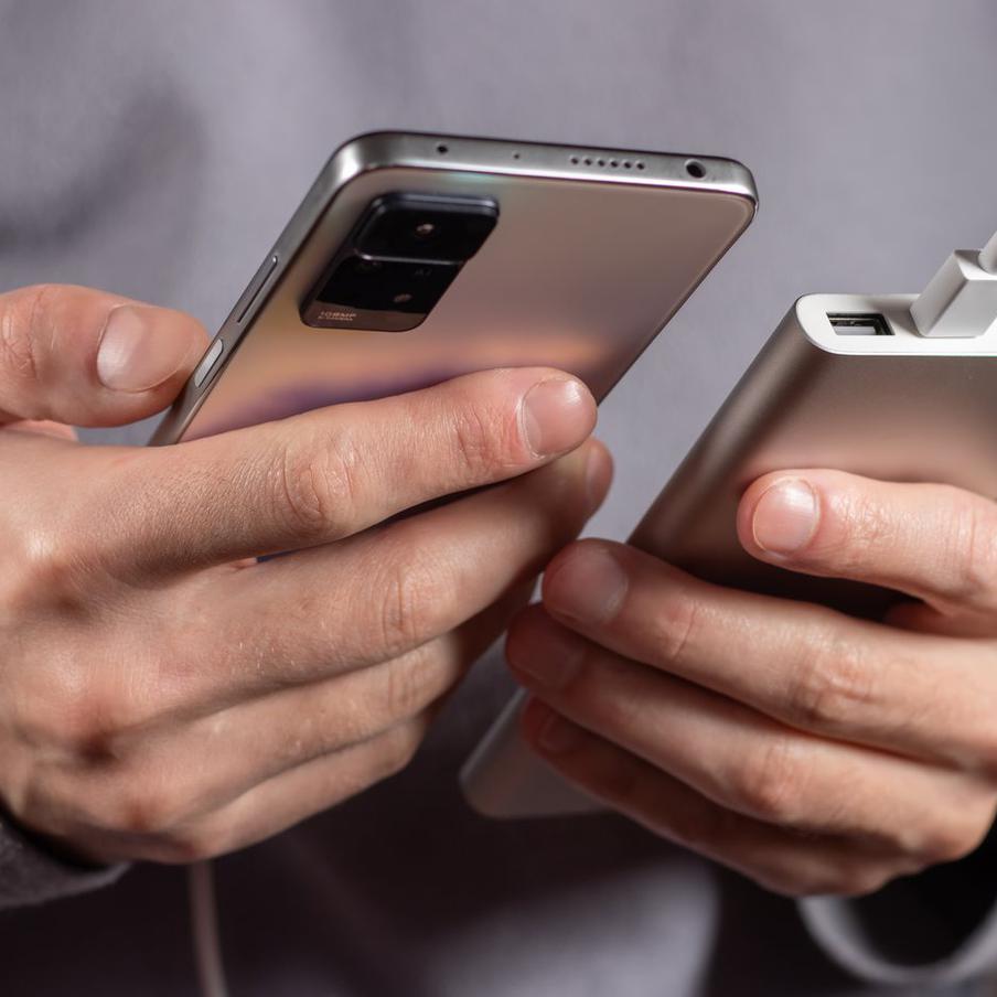 Росавиация заявила, что оснований для полного запрета пауэрбанков на рейсах нет. Ведомство назвало рекомендацию Уральского МТУ о возможном ограничении использования внешних аккумуляторов на борту лишь совещательным мнением. Сейчас перевозка пауэрбанков регулируется международными нормами и правилами конкретных авиакомпаний