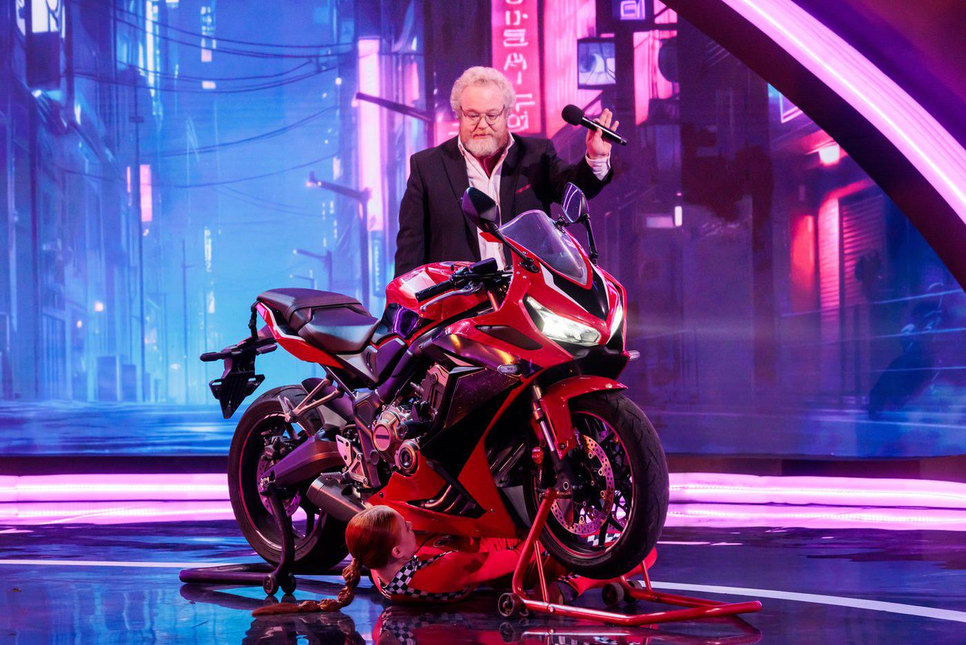 Вот так, на ступнях, изогнувшись, можно пройти под мотоциклом.