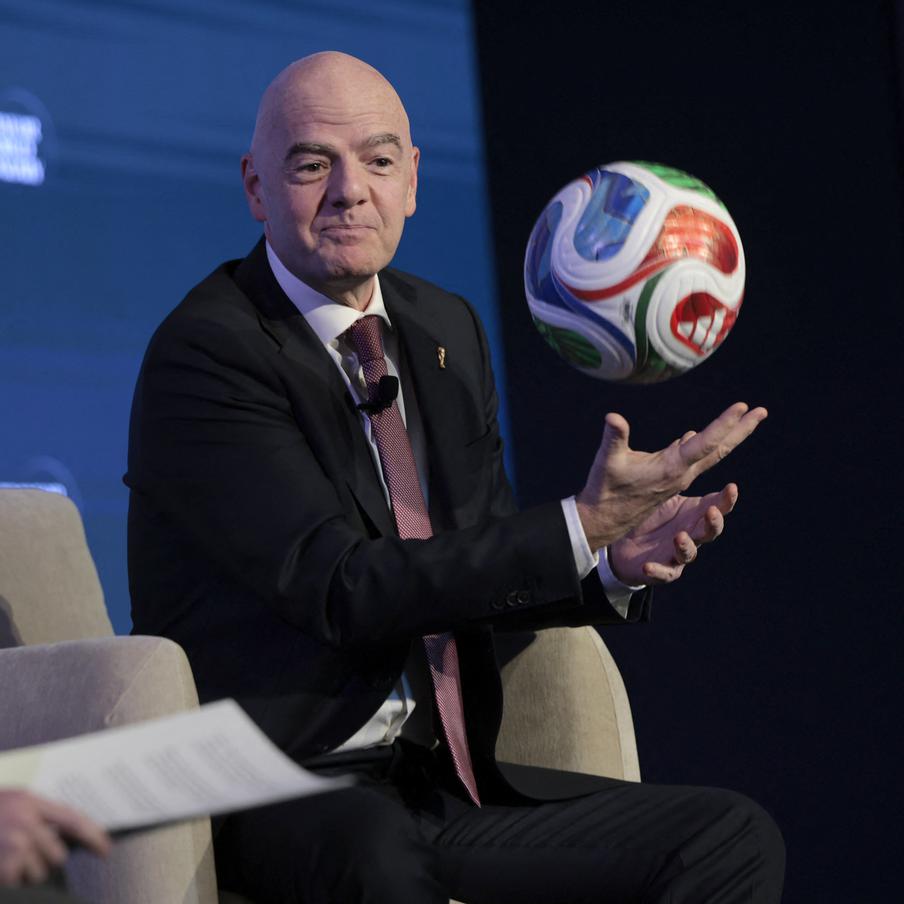 Президент ФИФА объявил о необычном нововведении на следующем чемпионате. Спортивное событие пройдёт на территории трёх североамериканских стран: США, Канада и Мексика. Турнир запланирован на период с 11 июня по 19 июля