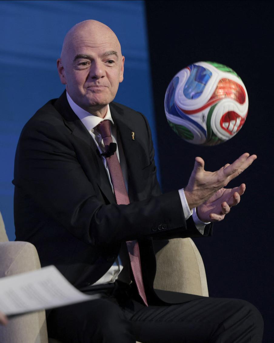 Президент ФИФА объявил о необычном нововведении на следующем чемпионате. Спортивное событие пройдёт на территории трёх североамериканских стран: США, Канада и Мексика. Турнир запланирован на период с 11 июня по 19 июля