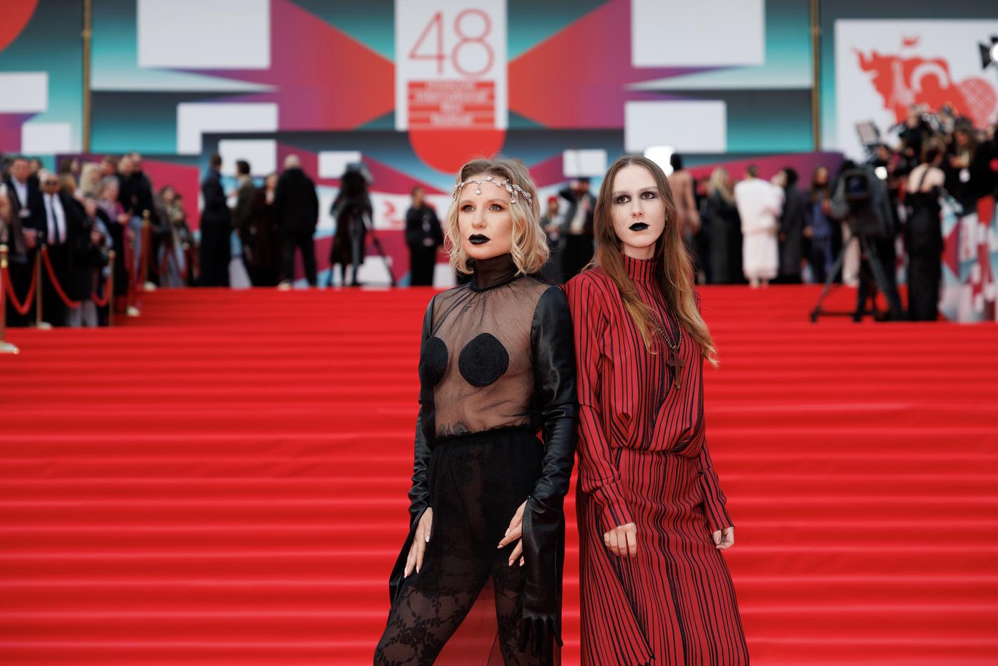 Без Михалкова, но с эпатажем: рассматриваем фотографии звёзд с открытия ММКФ