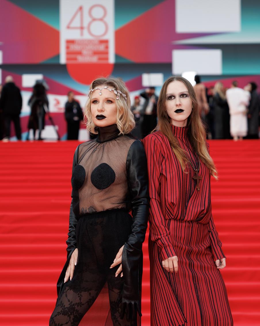 Без Михалкова, но с эпатажем: рассматриваем фотографии звёзд с открытия ММКФ