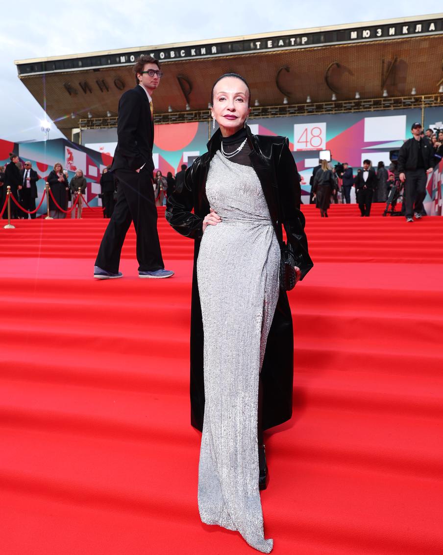 Алла Сигалова пришла на церемонию с внуком Фёдором, студентом актёрского факультета Школы-студии МХАТ.