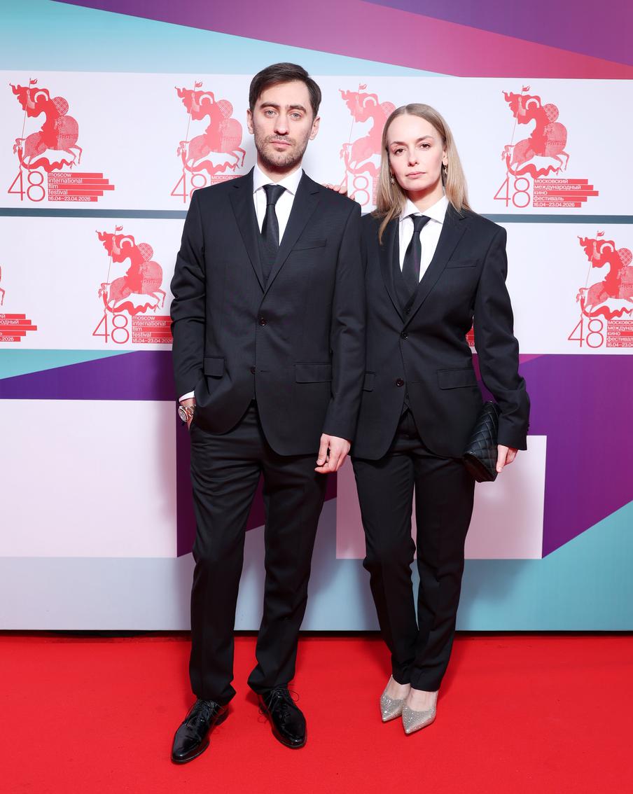 Дмитрий Чеботарёв с женой, актрисой Елизаветой Климовой выбрали парные образы.