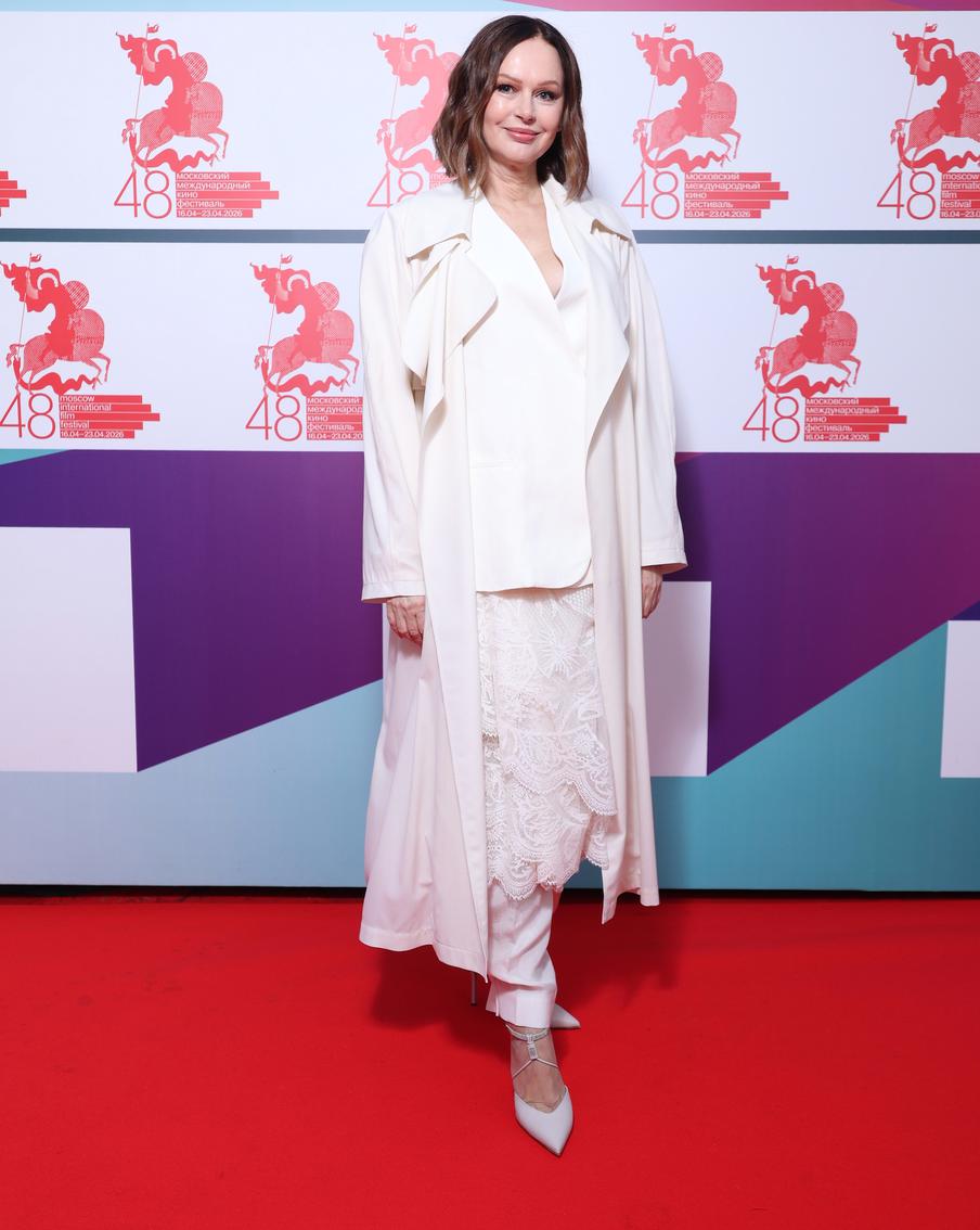 Ирина Безрукова выбрала для красной дорожки многослойный белый костюм.