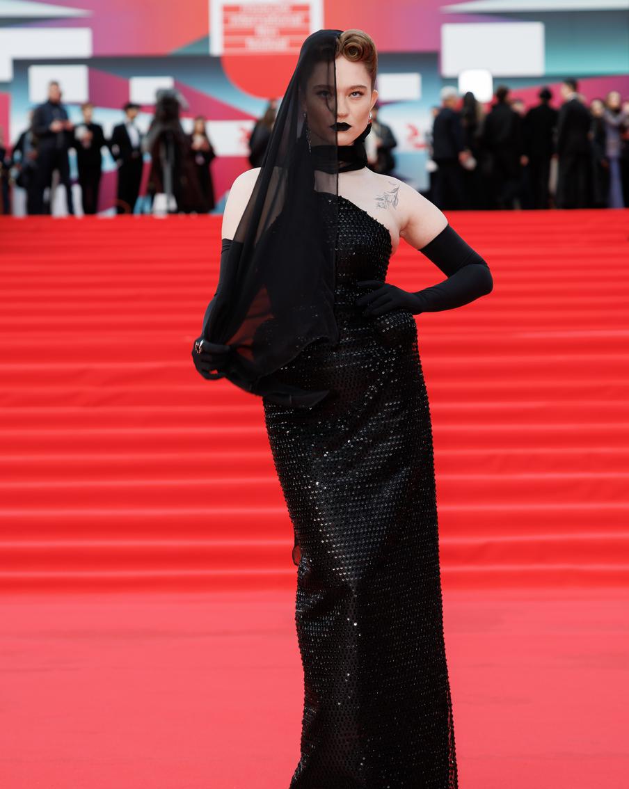 Актриса Александра Киселёва в образе женщины-вамп.