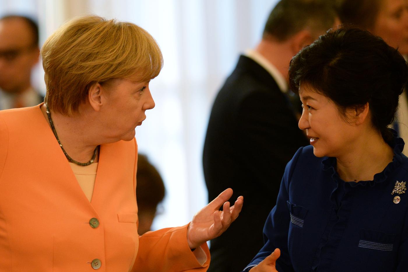 Федеральный канцлер Германии Ангела Меркель (слева) и Пак Кын Хе.