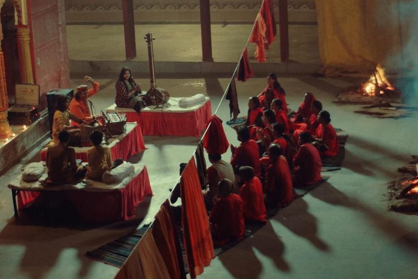 В ашране поют песни, которые исцеляют от всех недугов.