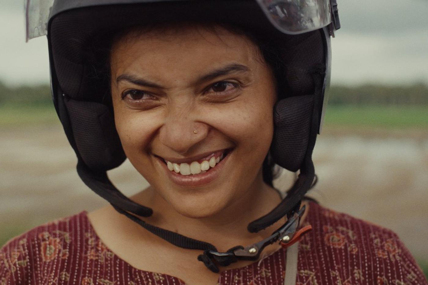 При виде мотоцикла или скутера на лице Амалы появляется улыбка.