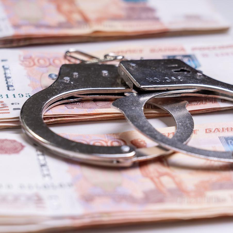 В Москве арестовали трёх фигурантов дела о крупнейшей сети "бумажного" НДС. Замоскворецкий районный суд арестовал до 14 июня фигурантов дела о крупнейшей сети "бумажного" НДС (налога на добавленную стоимость). Отмечается, что всего на скамье подсудимых оказались три человека