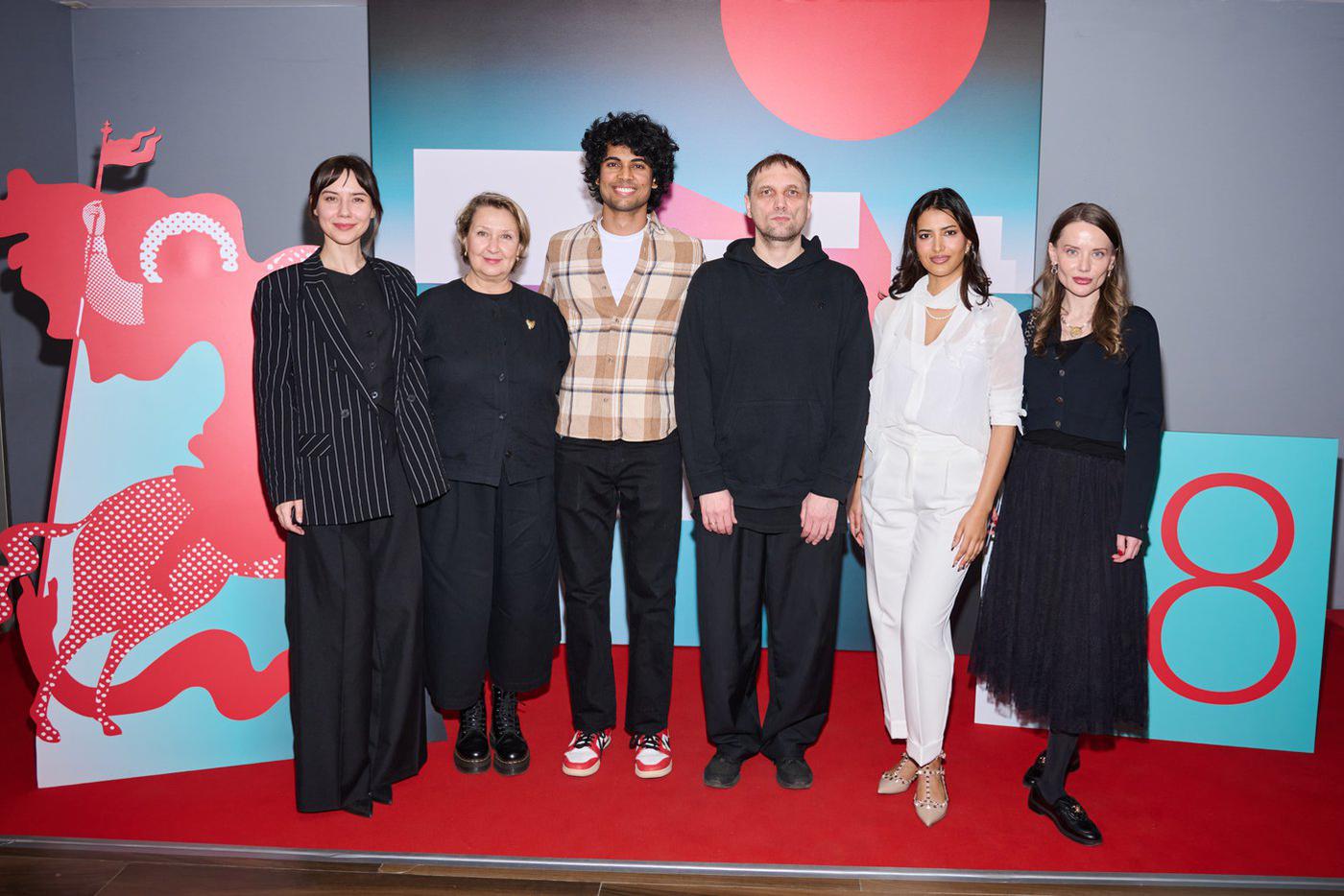 Съёмочная группа фильма “Песни джиннов”: актриса Анастасия Негинская, продюсер Юлия Витязева, актёр Вьом Ядав, режиссёр Роман Михайлов, актриса Манасви Мамгаи и продюсер Саша Титянко.