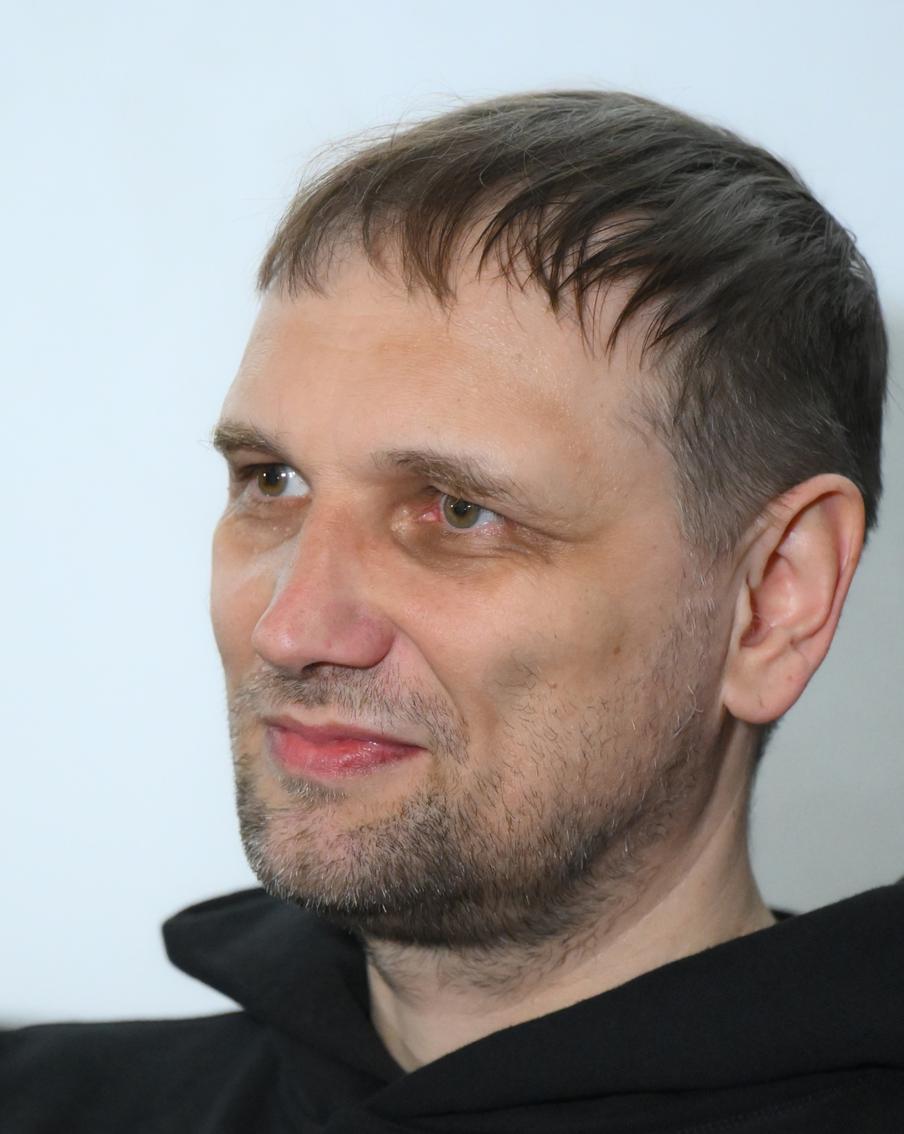 "Расколдовывание мира с помощью любви": Роман Михайлов рассказал о своём новом фильме "Песни джиннов"