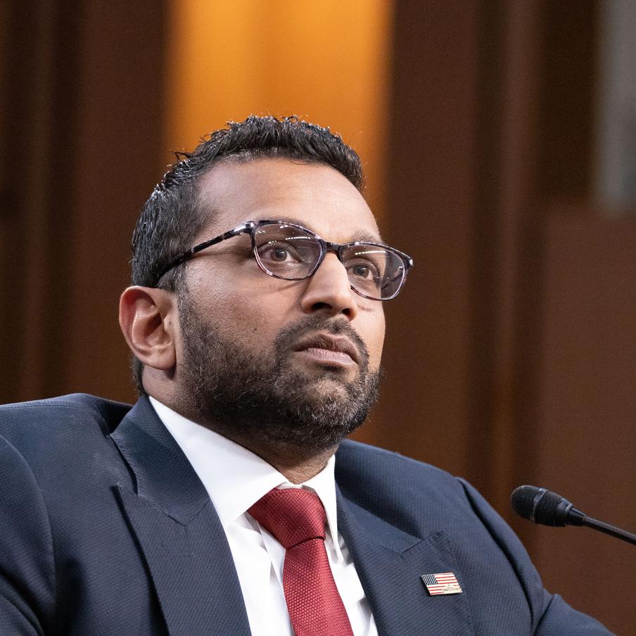 Глава ФБР Кэш Патель угрожает журналистам судом из-за статьи о нём. Американский чиновник пообещал привлечь журналистов издания The Atlantic к ответственности за критическую статью о нём