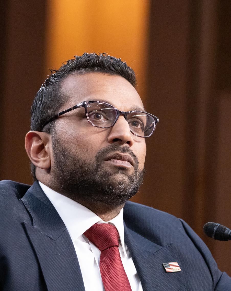 Глава ФБР Кэш Патель угрожает журналистам судом из-за статьи о нём. Американский чиновник пообещал привлечь журналистов издания The Atlantic к ответственности за критическую статью о нём