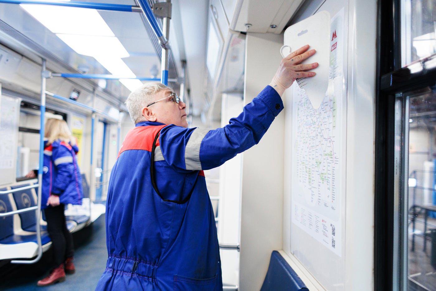 Специалисты уже заменяют схемы в поездах метро на актуальные.