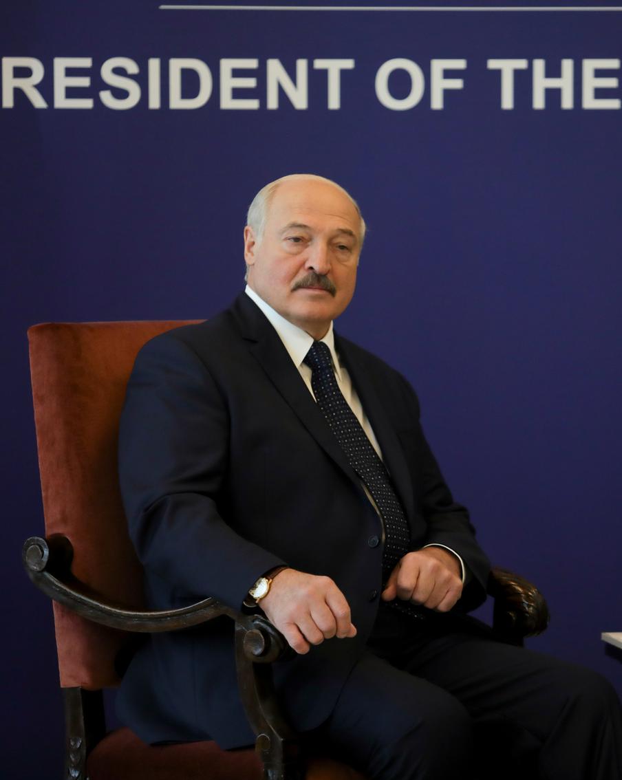 Александр Лукашенко заявил, что Трамп едва ли добьётся целей президентства. Белорусский президент назвал американского коллегу Дональда Трампа "временщиком". Он также усомнился в том, что республиканец сможет добиться поставленных перед собой целей