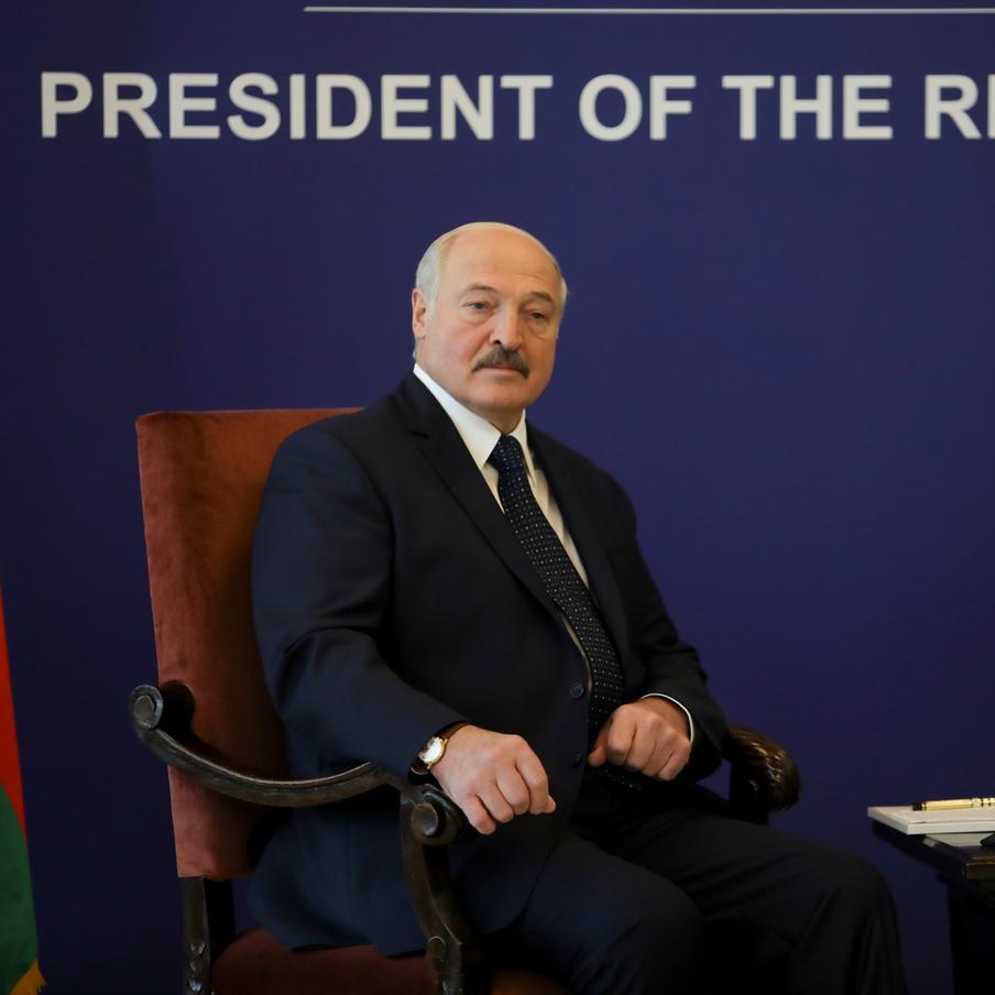 Александр Лукашенко заявил, что Трамп едва ли добьётся целей президентства. Белорусский президент назвал американского коллегу Дональда Трампа "временщиком". Он также усомнился в том, что республиканец сможет добиться поставленных перед собой целей