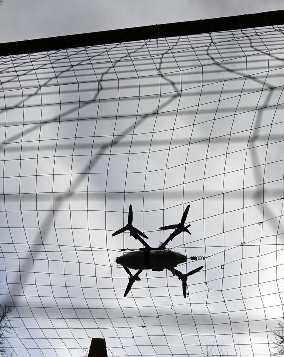 Российские инженеры создали уникальную противодроновую сеть "Дарвин-Z". В России разработали новую, более надёжную противодроновую сеть. Разработка инженеров может самостоятельно затягивать дыры после попадания беспилотника