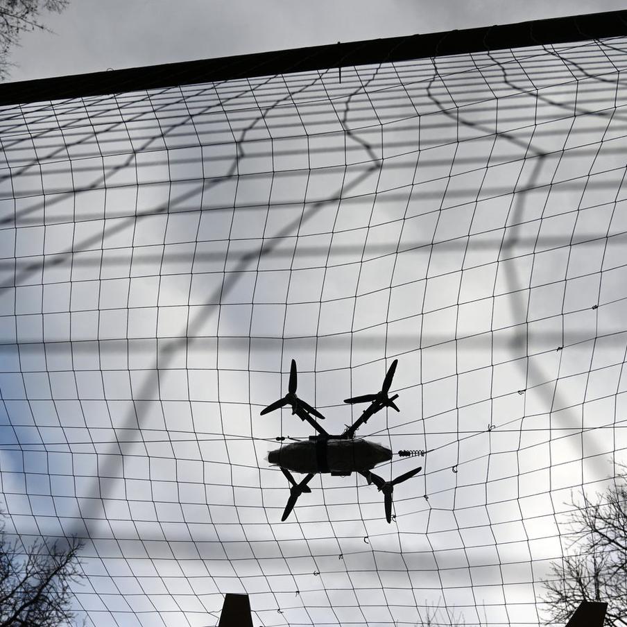 Российские инженеры создали уникальную противодроновую сеть "Дарвин-Z". В России разработали новую, более надёжную противодроновую сеть. Разработка инженеров может самостоятельно затягивать дыры после попадания беспилотника