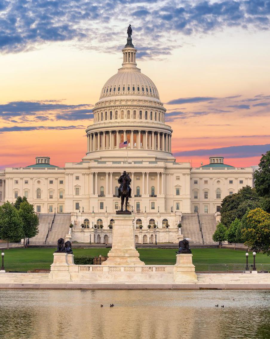 Американские власти сняли санкции со 100 миллионов баррелей нефти из России. Минфин США принял решение продлить до 16 мая действующие в отношении российской нефти послабления. Они коснутся 100 миллионов баррелей нефти