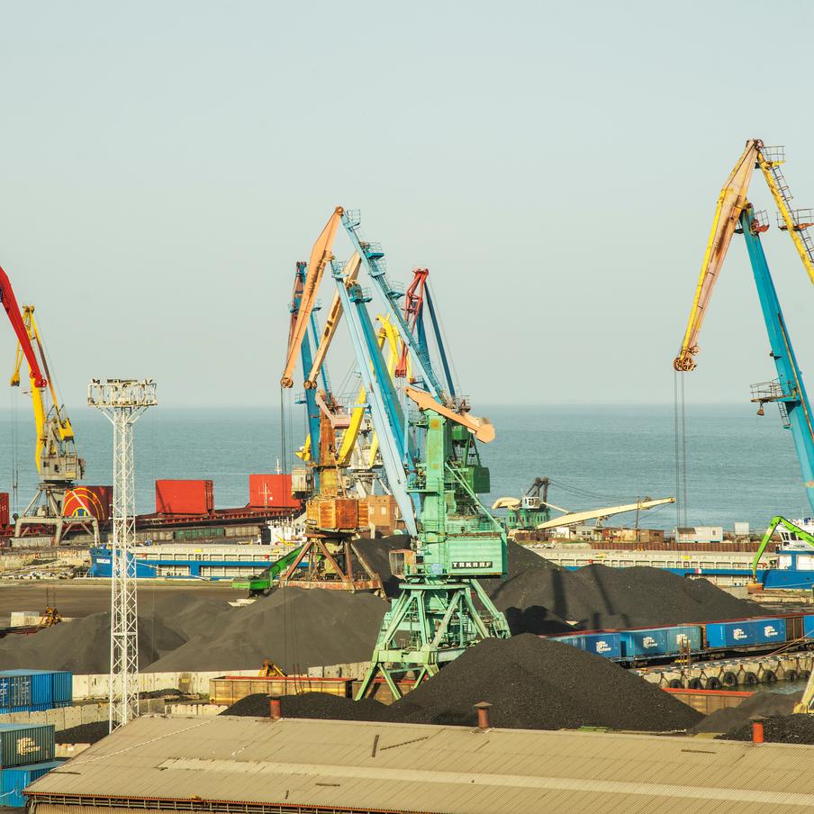 Пожар возник на складских помещениях в Таганроге после ракетной атаки ВСУ. В результате ночной атаки украинских военных на территории складских помещений в Таганроге начался пожар. По предварительным данным, пострадали три человека