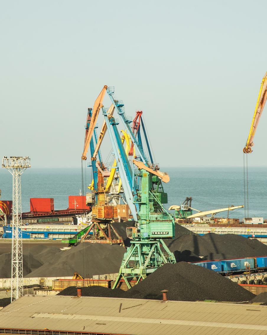 Пожар возник на складских помещениях в Таганроге после ракетной атаки ВСУ. В результате ночной атаки украинских военных на территории складских помещений в Таганроге начался пожар. По предварительным данным, пострадали три человека