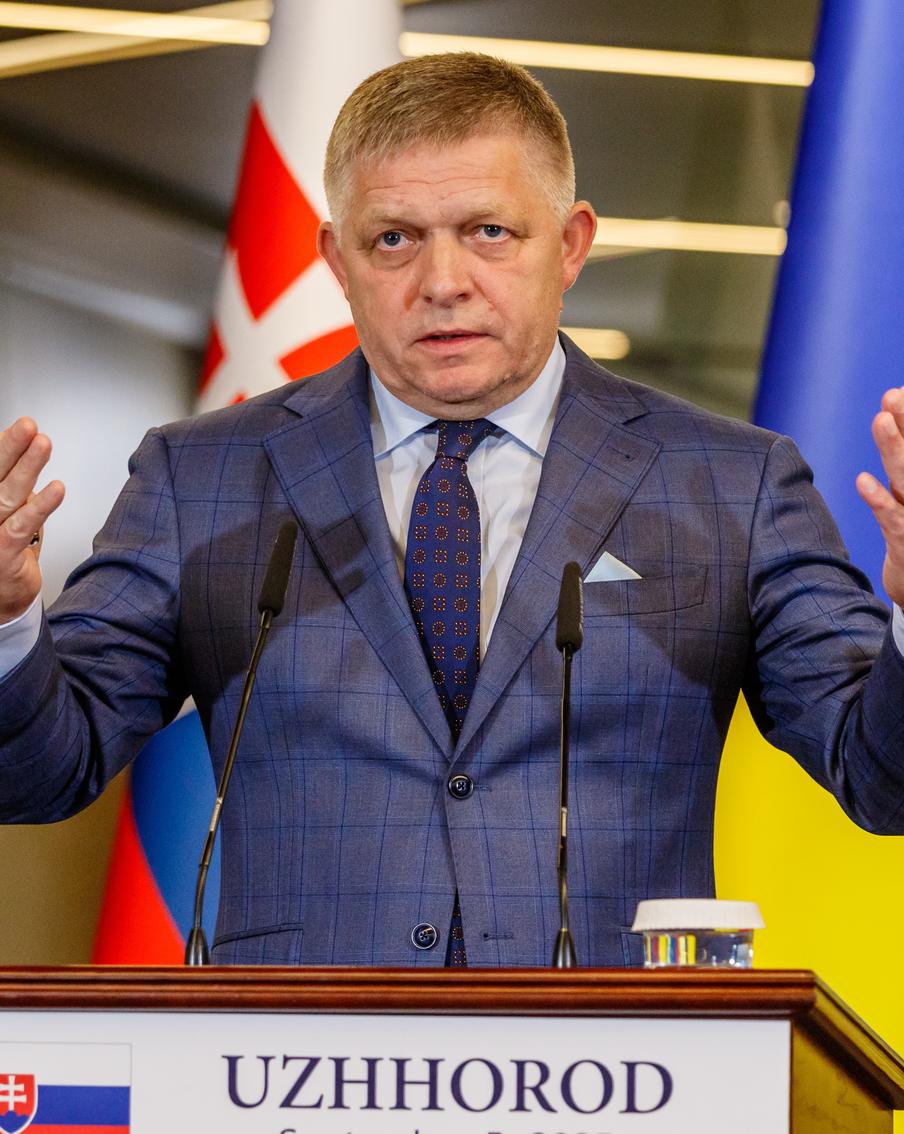 Латвия и Литва закрыли воздушное пространство для самолёта премьера Словакии. Планировавший посетить в этом году праздничные мероприятия в честь Дня Победы словацкий премьер-министр Роберт Фицо не сможет попасть в Россию по воздуху