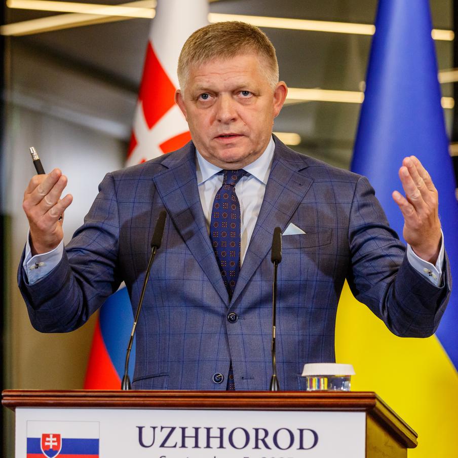 Латвия и Литва закрыли воздушное пространство для самолёта премьера Словакии. Планировавший посетить в этом году праздничные мероприятия в честь Дня Победы словацкий премьер-министр Роберт Фицо не сможет попасть в Россию по воздуху