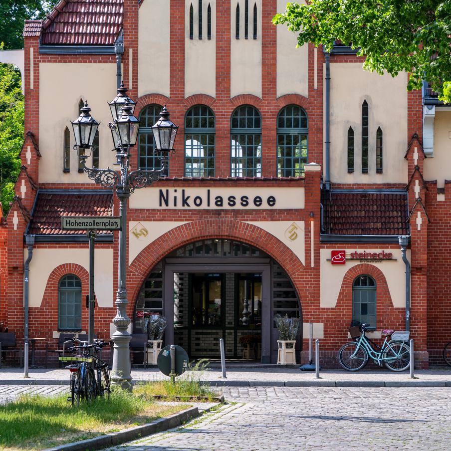 В Берлине без электричества остались свыше 1,3 тысячи домохозяйств. Часть жителей берлинского района Николасзее остались без света из-за сбоя в системе подачи в дома электроэнергии. Причина сбоя пока не установлена