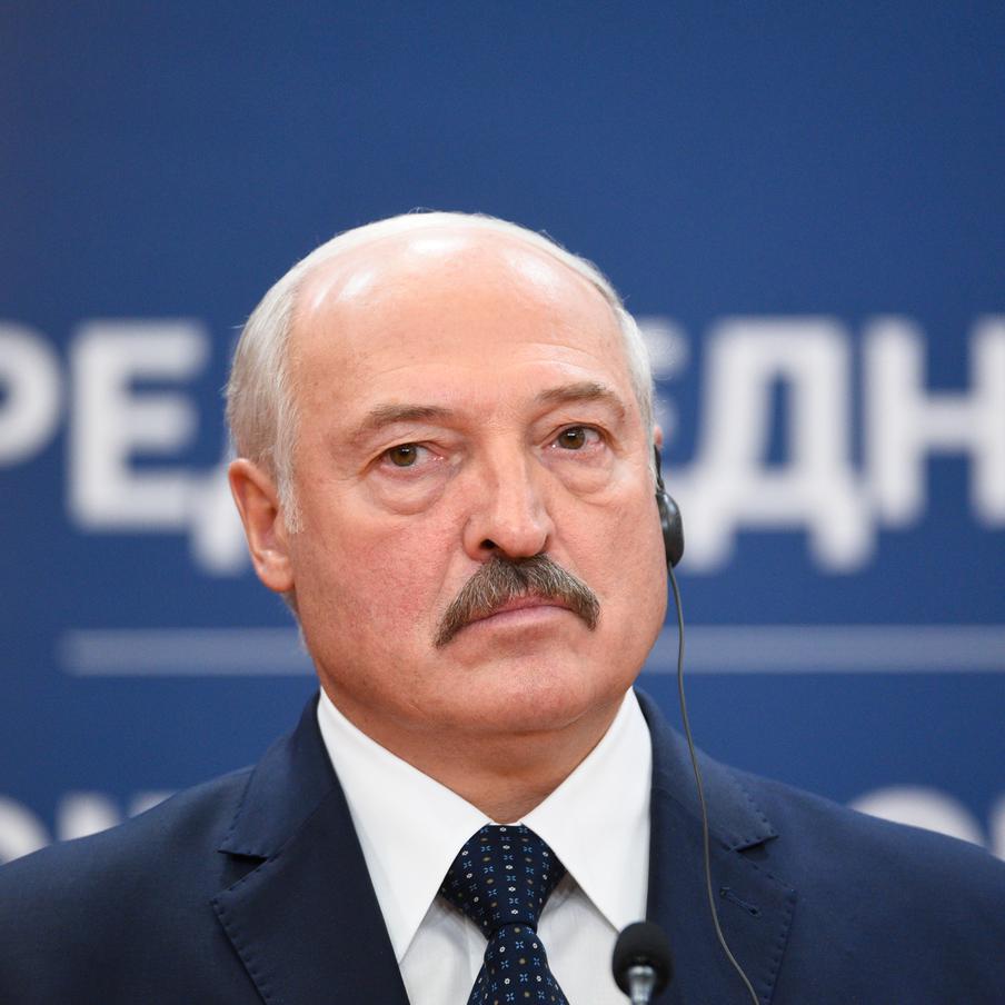 Александр Лукашенко заявил о готовности заключить сделку с США. Белорусский президент Александр Лукашенко рассказал, что в Минске готовы заключить сделку с Трампом, но только если она будет учитывать интересы обеих сторон