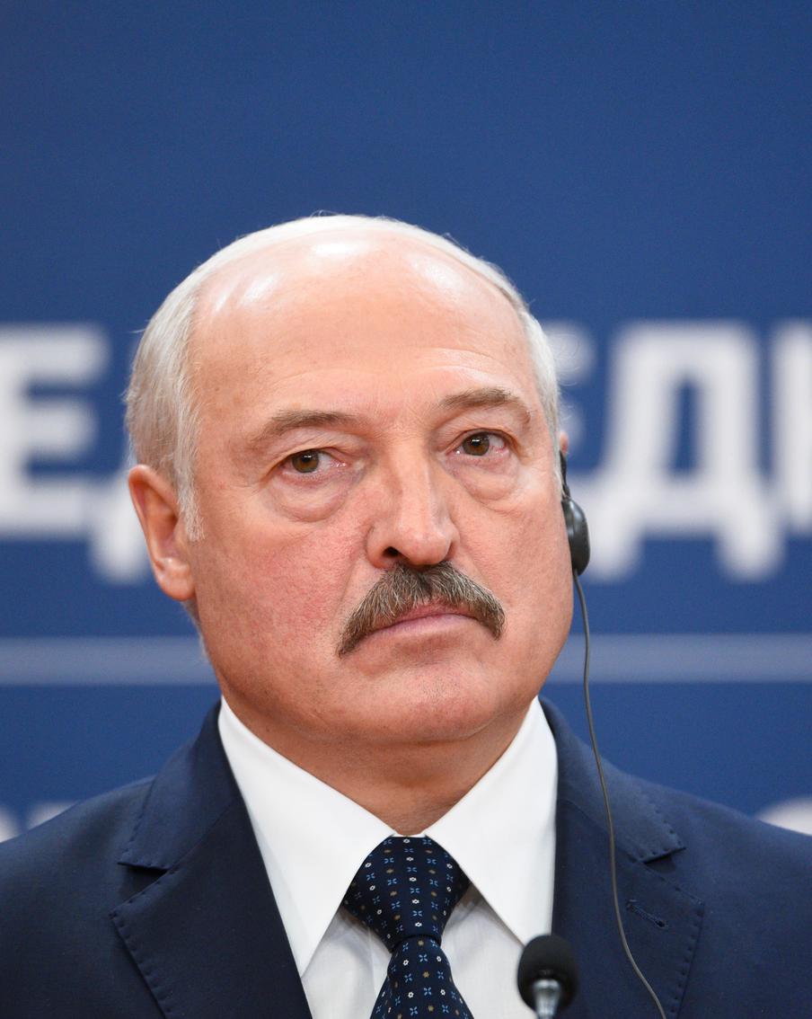 Александр Лукашенко заявил о готовности заключить сделку с США. Белорусский президент Александр Лукашенко рассказал, что в Минске готовы заключить сделку с Трампом, но только если она будет учитывать интересы обеих сторон