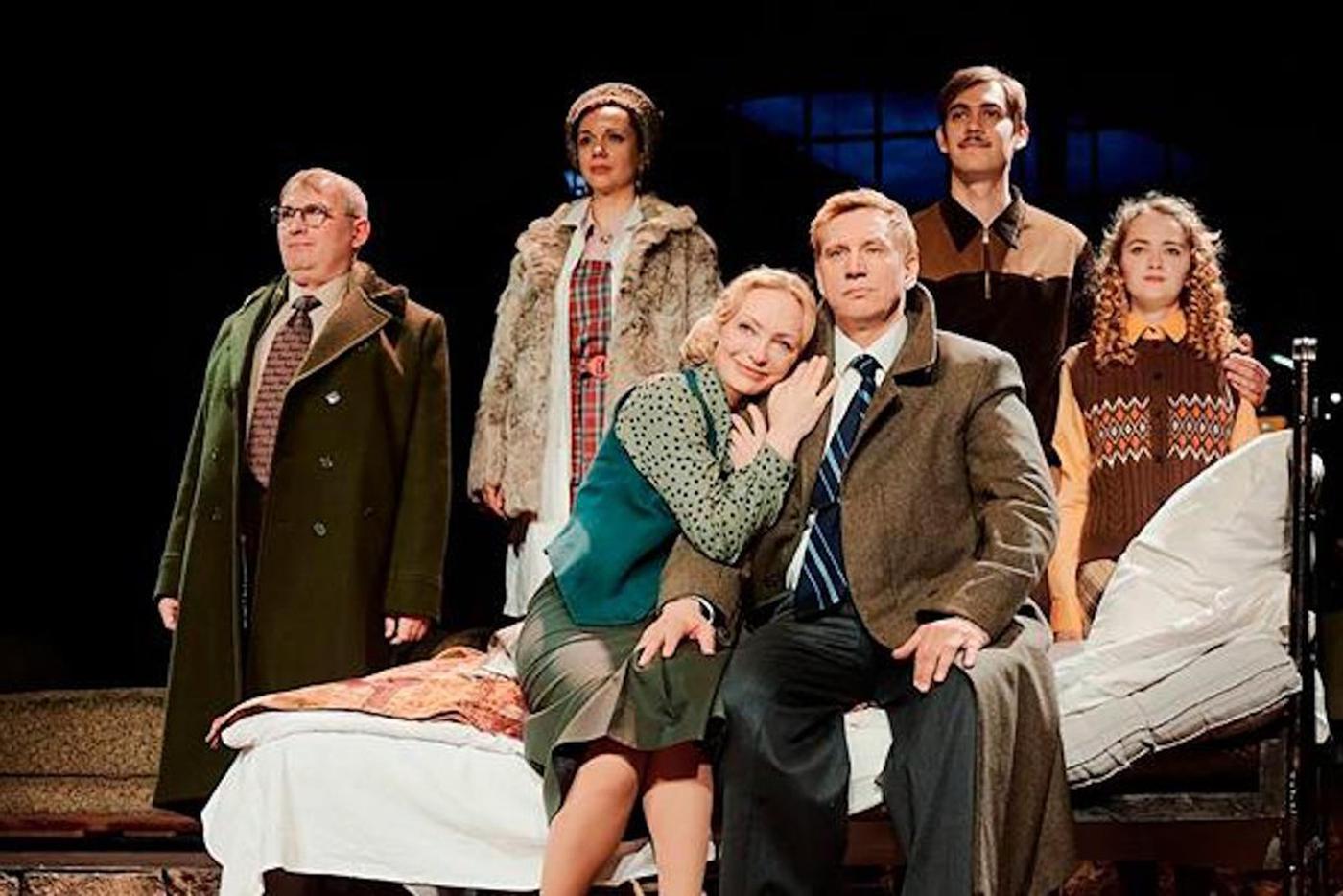 На сцене развернётся сложная и запутанная история любви.