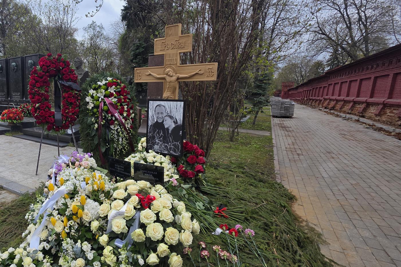 Свежая могила Майи Плисецкой и Родиона Щедрина.