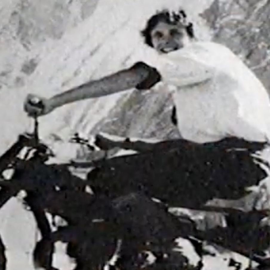 Легендарному шотландскому альпинисту Дугалу Хэстону исполнилось бы 86 лет. 19 апреля 1940 года родился один из самых смелых и техничных горовосходителей своего времени. Дункан Карди Макспоррэн "Дугал" Хэстон покорил Эверест по Юго-Западной стене, первым взошёл на Аннапурну без кислорода и совершил десятки других выдающихся восхождений