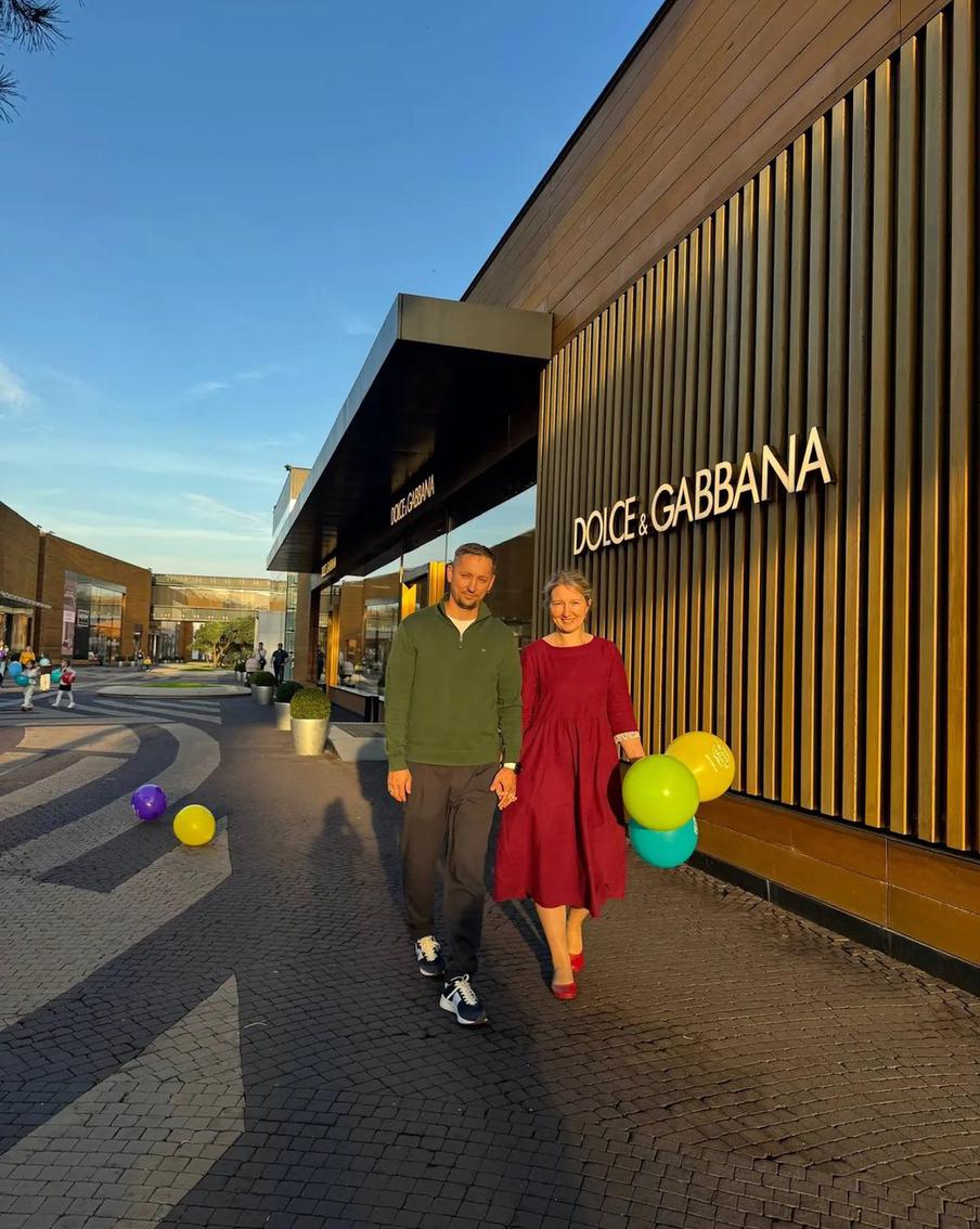 Супруги, несмотря на множество дел, находят немного времени, чтобы прогуляться вдвоём.