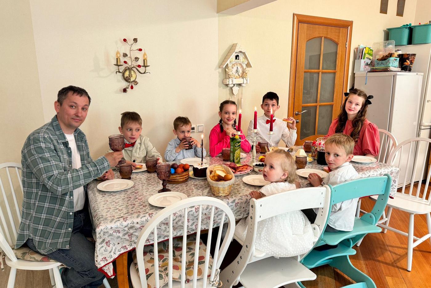 Семья за пасхальным столом. 