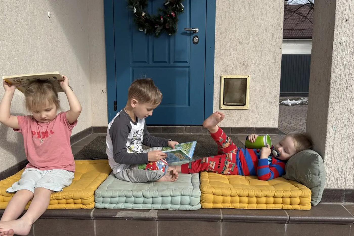 Дети всегда находят себе занятие.