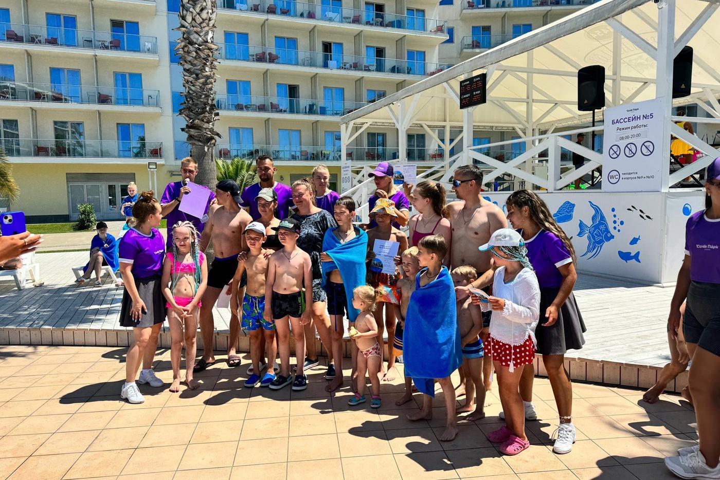 Во время отдыха в Сочи к их семье нередко добавлялись и другие дети. Супруги чувствовали себя пионервожатыми.