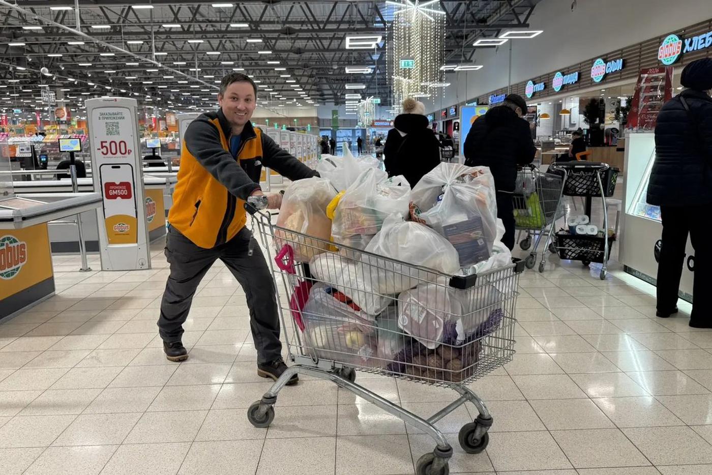 Глава семьи основательно закупается. В неделю на продукты уходит примерно 20–25 тысяч. Еду готовят в кастрюлях на 8 или 10 литров.