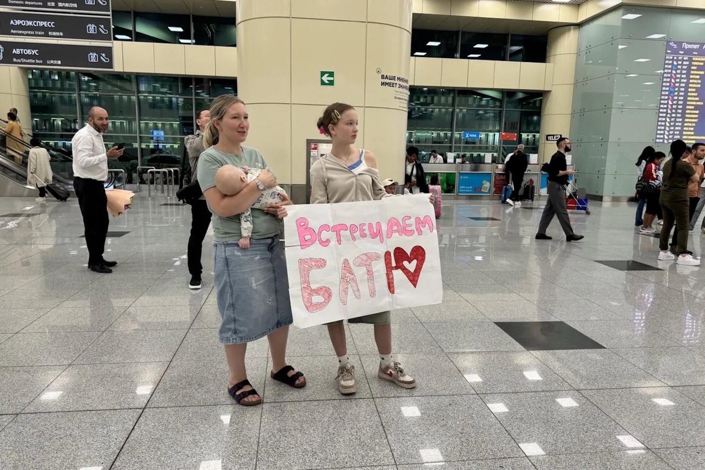 Когда папа Костя возвращается из поездок, его встречают так.